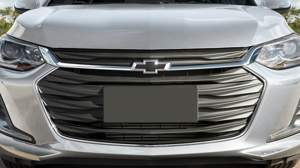 Emblema delantero negro, es parte del kit black de accesorios para Chevrolet Onix 2024, sedán deportivo