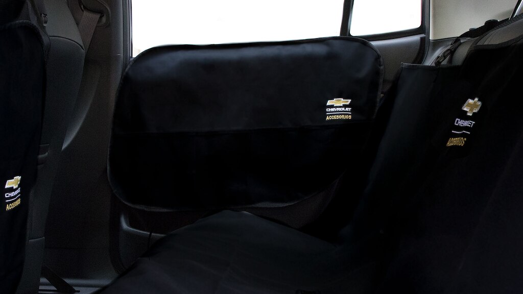 Protector interior de puertas, es parte del kit mascotas para Chevrolet Onix 2024, sedán deportivo
