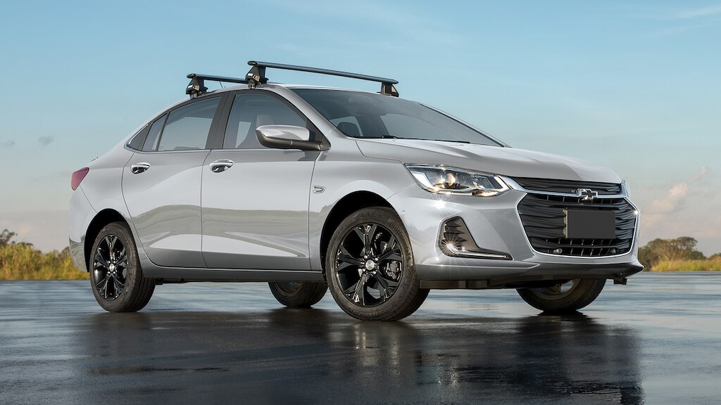 Barras de techo transversales Thule, son parte del kit aventura para Chevrolet Onix 2024, sedán deportivo