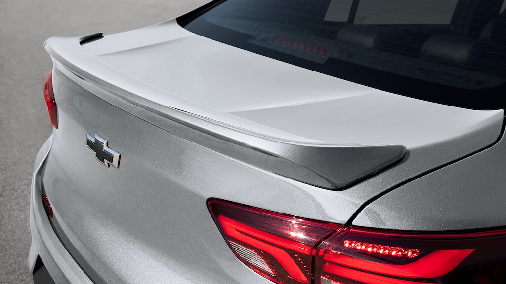 Alerón de cajuela, es parte del kit sport de accesorios para Chevrolet Onix 2024, sedán deportivo