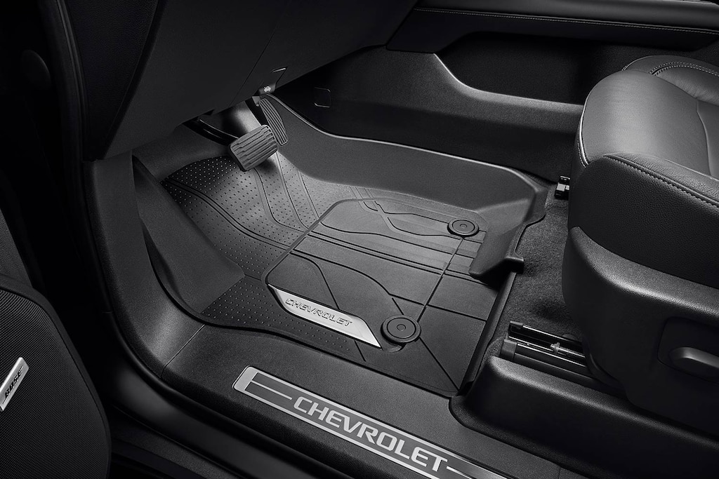 Tapete de vinil rígido 1ra fila en negro con emblema Chevrolet plateado para Suburban 2024