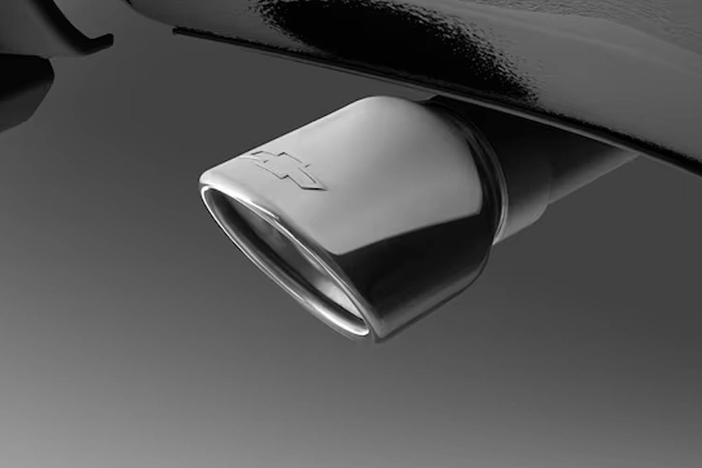 Punta de escape sensilla en acabado pulido de 5.3 L con logo para Chevrolet Suburban 2024