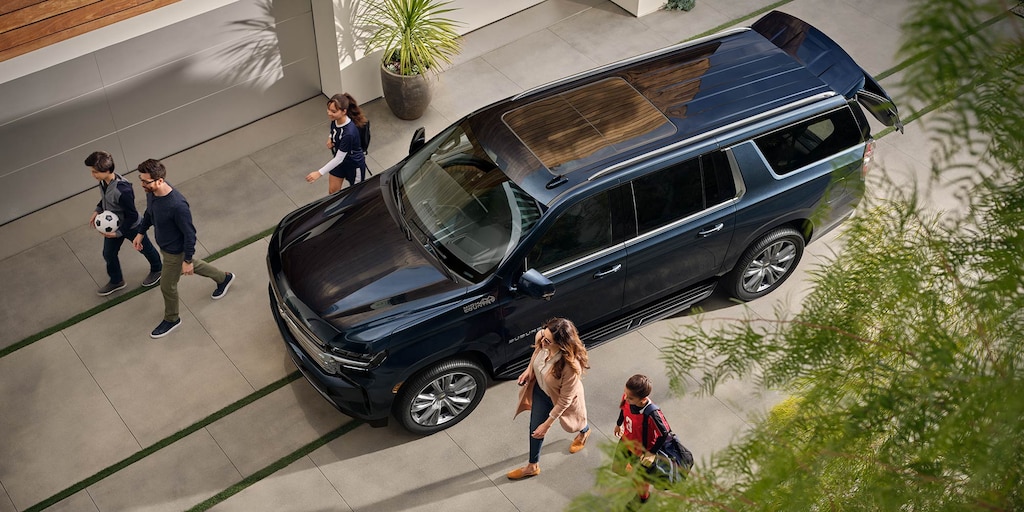 Chevrolet Suburban 2024, camioneta grande con rines en aluminio de 20 y 22 pulgadas, faros LED con IntelliBeam®