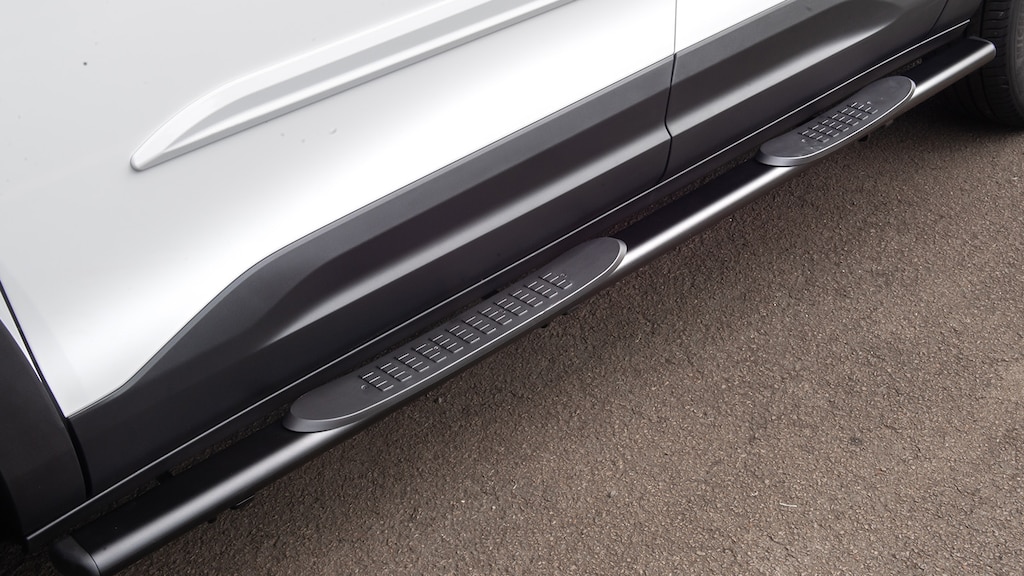 Facilita el acceso a tu Chevrolet Montana 2024 con los estribos tubulares laterales color negro